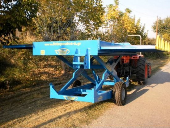 Υδραυλική σκάλα. Ανυψωτική πλατφόρμα μεταφοράς.