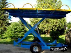 Υδραυλική σκάλα. Ανυψωτική πλατφόρμα μεταφοράς.